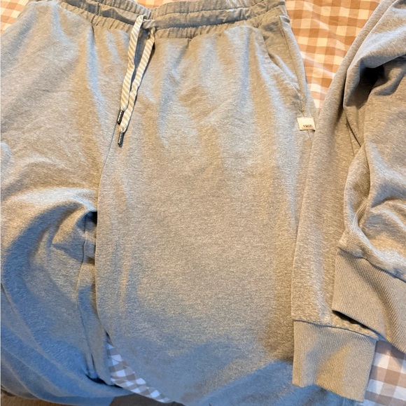 Vuori Gray halo long sleeve and wide leg pants - Picture 4 of 4